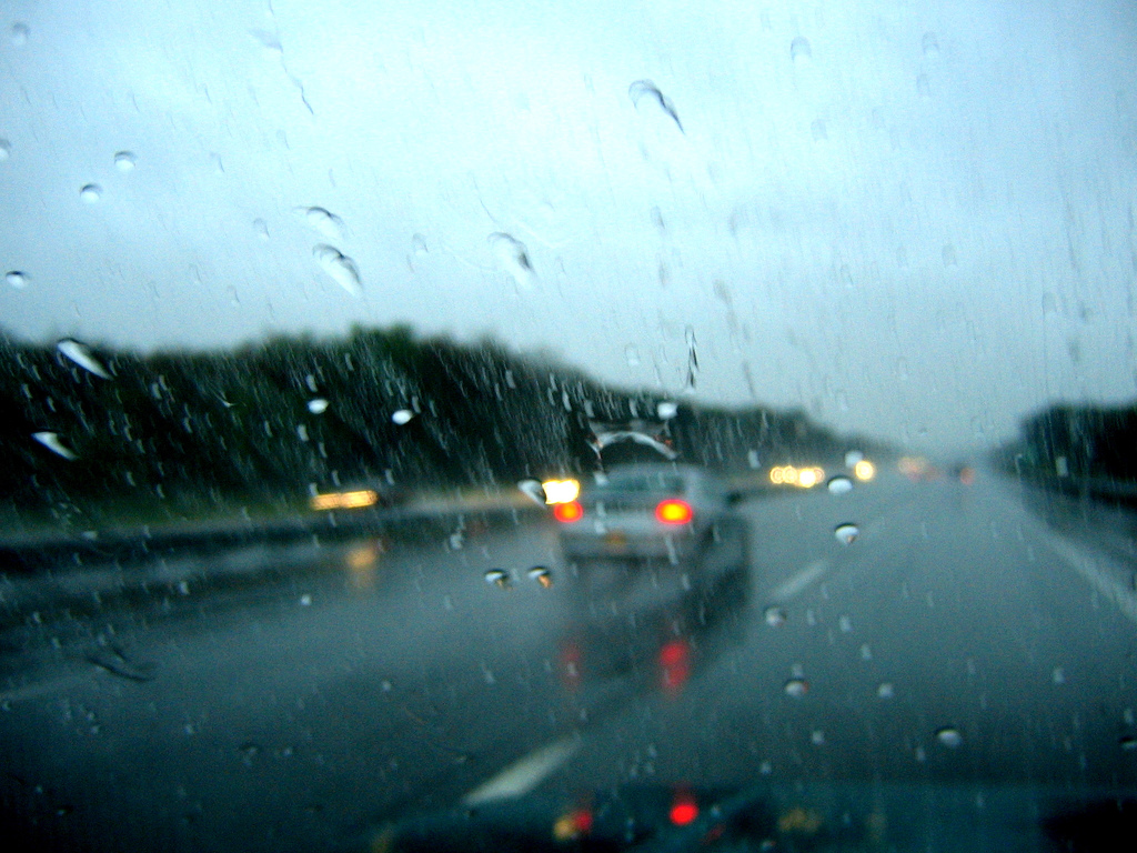 You are currently viewing What To Do When Your Car Hydroplanes