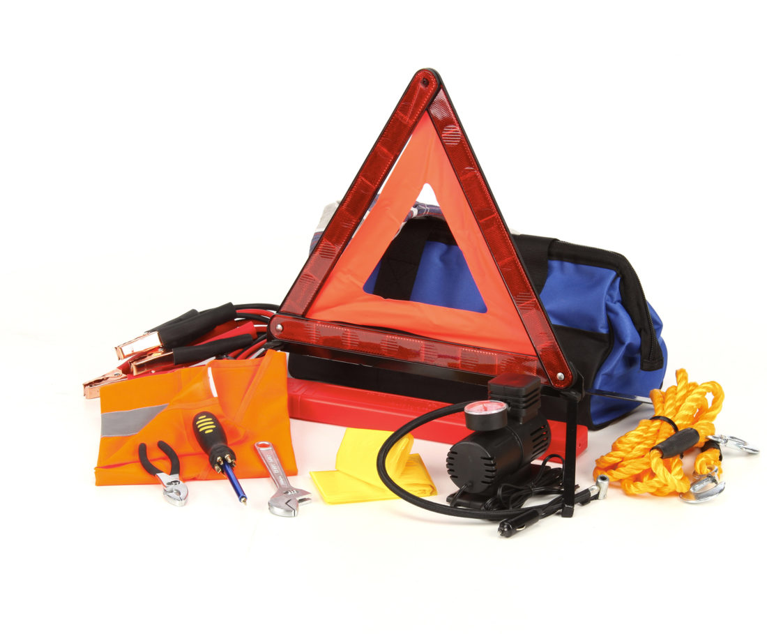 You are currently viewing 13 Essential Items Required For A Roadside Emergency Kit
