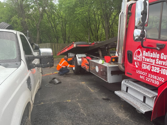 Reliable Guys Towing Service St Louis - Changing Fresh New Tires on Truck Num1