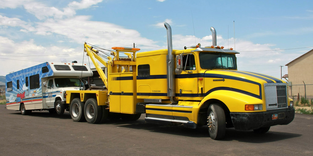 Read more about the article Beyond Roadside Assistance: Real RV Towing Solutions